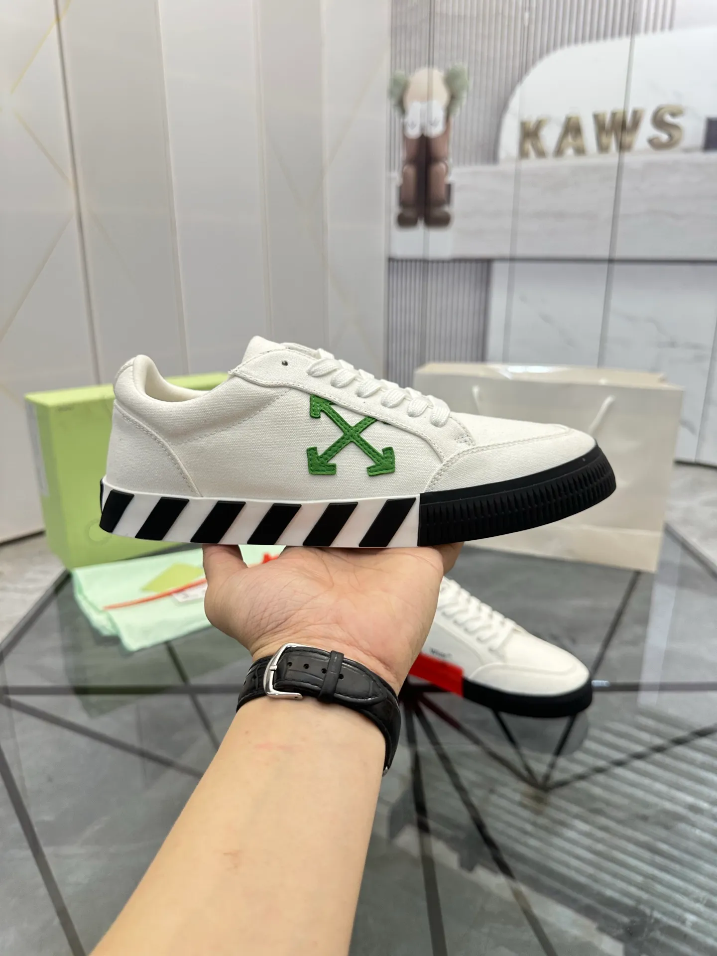 Selling men's shoes 💰: 💰P440¥ Product trademark: OFF WHITE *"OFF WHITE*" low-top casual shoes Regular size: 35-45 (can be customized to 46) Couple style Product materials: Original fabric from the upper counter, breathable lining, original outsole. No.: H203